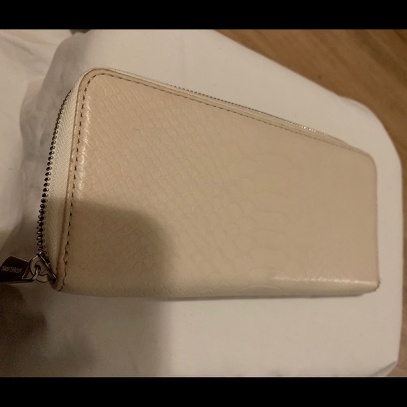 Michael Kors Zip Around Wallet. - Picture 3 of 8